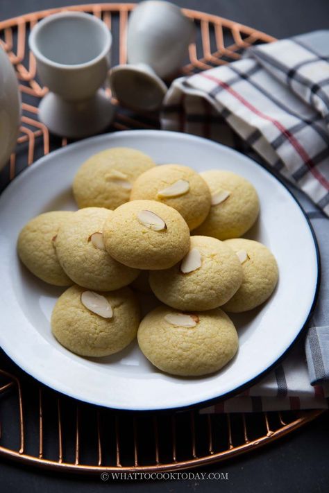 Easy Eggless Sugee Biscuits / Semolina Biscuits (Biskut Suji) Crispy Biscuits Recipe, Semolina Biscuits, Asian Cookies, Traditional Asian Dish, Asian Pastry, Raya Cookies, Asian Cakes, Chinese New Year Cookies, New Year Cookies