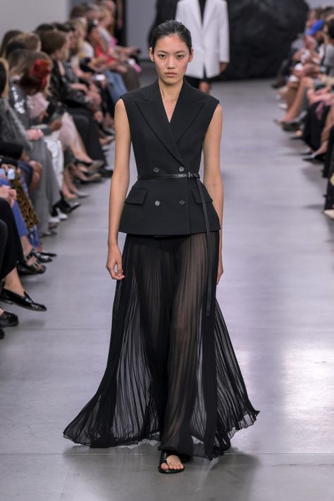 Fashion Maker, Michael Kors Runway, Michael Kors Fashion, Spring 2025, Show Collection, Fashion Week Runway, All Black Outfit, September 2024, Red Carpet Dresses