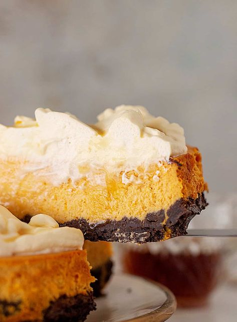 Maple Pumpkin Cheesecake, Fall Cheesecake Recipes, Maple Cheesecake, Fall Cheesecake, Easy Pumpkin Cheesecake, Cheesecake With Chocolate, Maple Whipped Cream, Chocolate Cookie Crust, White Chocolate Pretzels