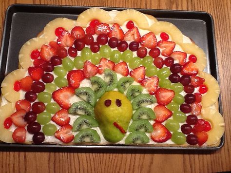 Turkey fruit pizza. Fun for Thanksgiving! Fruit Pizza Thanksgiving, Turkey Fruit Pizza, Thanksgiving Fruit Pizza, Thanksgiving Pizza Ideas, Halloween Fruit Pizza Sugar Cookie, Turkey Cranberry Pizza, Creative Fruit Tray Ideas Thanksgiving Turkey, Autumn Snacks, Thanksgiving Fruit Salad