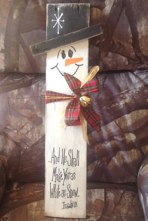 Pallet board snowman with scripture Pallet Snowmen Ideas, Wooden Snowman Ideas, Snowman Board Signs, Snowman Pallet Ideas, Wood Snowman Crafts, Snowman Wood Crafts, Snowman Boards, Christmas Snowman Crafts, Snowman Wood Sign