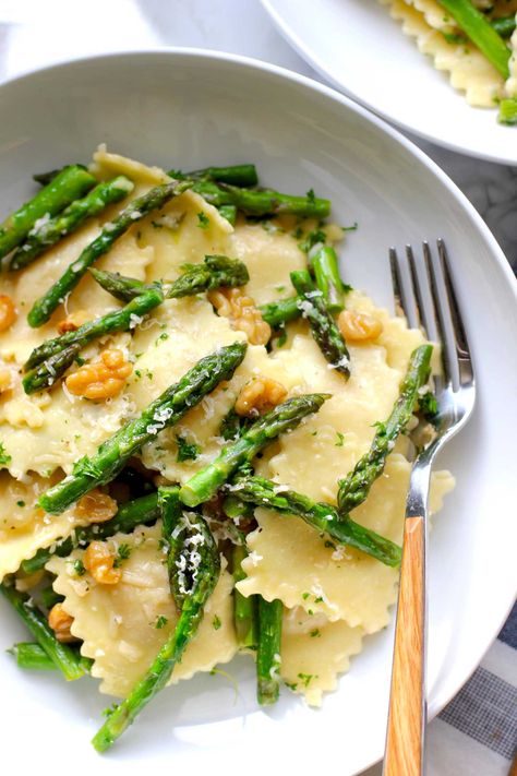 This easy ravioli dish with sautéed asparagus and walnuts is tossed in a light and flavorful butter lemon sauce. A quick and delicious dinner that only takes 15 minutes to make. #EasyDinner #vegetarian Butter Lemon Sauce, Sauteed Asparagus, Valley Kitchen, Saute Asparagus, Ravioli Recipe, Cheese Ravioli, Lemon Sauce, Healthy Veggies, Asparagus Recipe