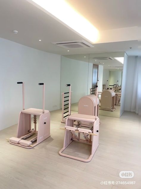 Home Ballet Studio, Pilates Room, Gymnastics Room, Apartment Needs, Gym Room At Home, Pink Pilates, Home Gym Design, Gym Room, Sports Room