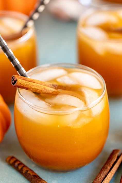 This pumpkin juice is a delicious fall drink that's perfect for fall parties, Thanksgiving, and Harry Potter parties! Pumpkin Juice Recipe, Harry Potter Parties, Harry Potter Dinner, Harry Potter Snacks, Harry Potter Pumpkin, Pumpkin Juice, Fall Parties, Fall Drink, Harry Potter Food