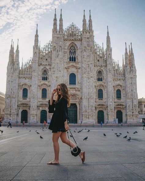 Milan Duomo Aesthetic, Milan Duomo Pictures, Duomo Di Milano Photo Ideas, Milan Instagram Pictures, Milan Picture Ideas, Milano Photo Ideas, Milan Italy Photography, Milan Photoshoot, Milan Photos