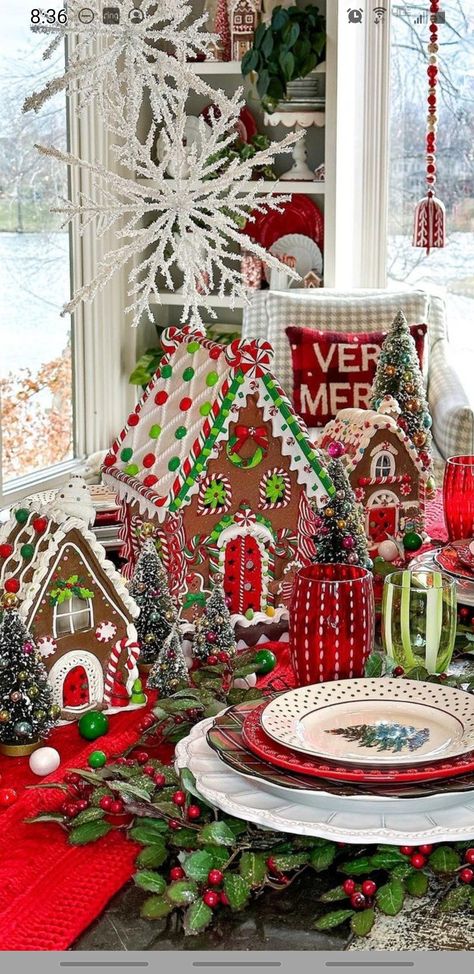 Christmas House Decorations Indoor, Christmas Dining Room Table, Faux Gingerbread, Gingerbread Christmas Decor, Christmas Dining Room, Christmas Dinner Table, Tablescape Ideas, Days Before Christmas, Christmas Tablescape