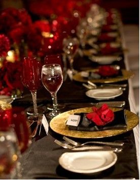 Black Table cloth, red flowers, gold accesories Black Wedding Decorations, Tafel Decor, Valentine Dinner, Wedding Table Decorations, Black Table, Wedding Table Settings, Kwanzaa, Halloween Wedding, Dining Table Decor