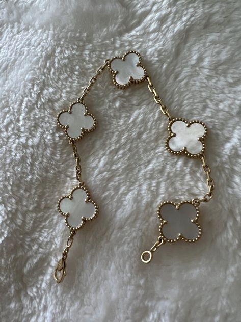 Clover Jewelry, Preppy Jewelry, Luxe Jewelry, Jewelry Accessories Ideas, Dope Jewelry, Girly Accessories, Jewelry Fashion Trends, Classy Jewelry, Jewelry Essentials