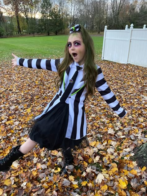 Beetle Juice Diy Costume, Bettle Juice Halloween Costume Women, Beetlejuice Makeup Kids, Beetlejuice Halloween Costumes Women, Girls Beetlejuice Costume, Beetle Juice Girl Costume, Kids Beetlejuice Makeup, Beetle Juice Family Costume, Beetle Juice Costume Women