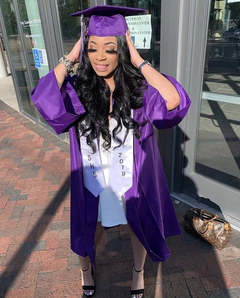 Graduation Outfit Ideas Purple Cap And Gown, Graduations Pics, Purple Graduation Gown, Graduation Outfit Ideas High School, Dress Baddie, Graduation Goals, Graduation Board, High School Hairstyles, Senior Pictures Hairstyles