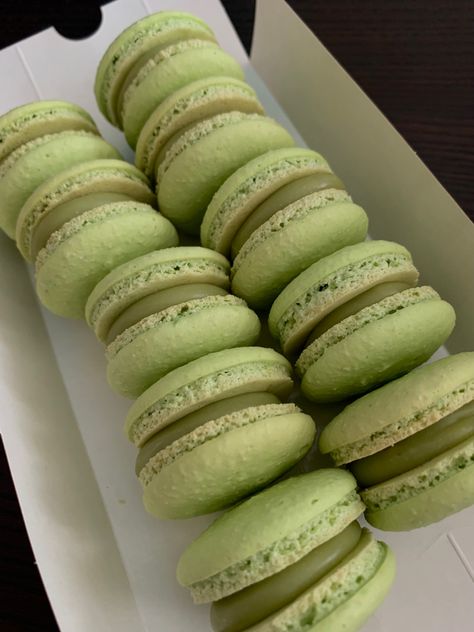 Sage Green Food, Green Macaroons, Kue Macaroon, Green Snacks, Mint Green Aesthetic, Dark Green Aesthetic, Pretty Green, Greens Recipe, Matcha Green Tea