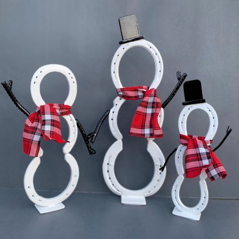 This adorable horseshoe snowman is the perfect way to add some winter spirit to your holiday decor, especially if you're limited on space! It makes a wonderful and unique gift for all the snowman collectors and winter lovers.Crafted with used/recycled steel horseshoes.Choose from two different sizes--regular and pony size.Regular measures approximately 16.5" tall and 8.5" wide.Pony measures approximately 13" tall and 5.5" wide.Choose between two finish options to match your personality or ho Horseshoe Snowman, Winter Lovers, Metal Works, Metal Art Sculpture, The Snowman, Welding Projects, Art Sculpture, Christmas Snowman, White Painting