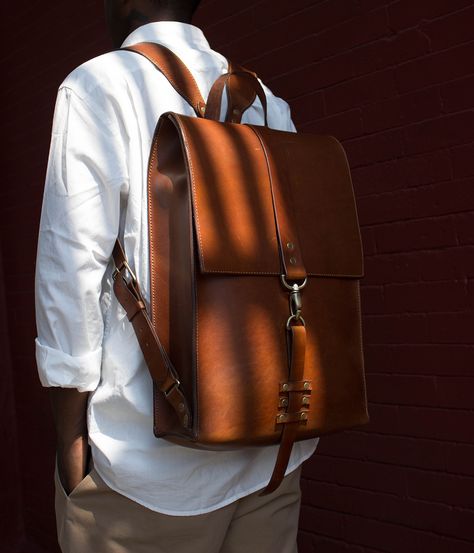 Leatherworking Ideas, Men's Backpacks, Suede Backpack, Leather Backpack For Men, Brown Leather Backpack, Leather Backpacks, Retro Pin Up, Leather Rucksack, Back Bag