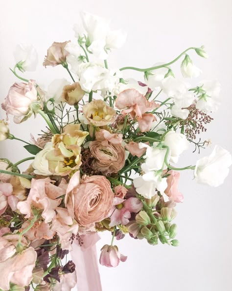 Wedding Florist · Jane Huh on Instagram: “Hope everyone has a mauve-lous Monday! Played with different tones and textures of mauve in this bouquet for lovely @joanna_fisher ✨” Mauve Wedding Palette, Mauve Floral Arrangements, Wedding Bouquets Mauve, Mauve And Pink Wedding, Dusty Pink Wedding Flowers, Mauve Wedding Flowers, Mauve Florals, Bouquet Shapes, Whimsy Wedding