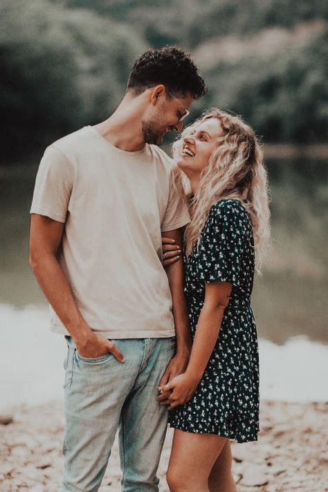 Kentucky Summer, Couple Anniversary, Couple Engagement Pictures, Engagement Pictures Poses, Anniversary Photoshoot, Photographie Portrait Inspiration, Couple Picture Poses, Foto Tips, Pic Pose