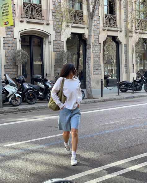 If it’s above 12 degrees, it’s legs out szn #jorts #summeroutfit #springsummeroutfitinspo Barcelona outfit, city break outfit, city outfit inspo, euro summer, summer 2024, summer trends 2024, how to style jorts, jorts, Bermuda shorts, jean shorts, simple outfits, easy outfits, minimal outfit inspo Style Jorts, Outfits Minimal, City Break Outfit, City Outfit, Easy Outfits, Euro Summer, City Outfits, Minimal Outfit, Trends 2024