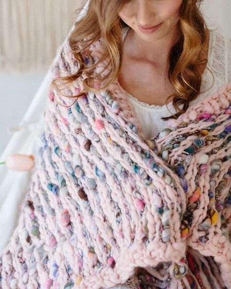 Boho Knitting Patterns, Knitting Tote Bag Pattern, Boho Knitting, Chunky Yarn Patterns, Knitted Throw Patterns, Chunky Knit Blanket Pattern, Easy Knit Blanket, Knit Blanket Pattern, Super Chunky Knit Blanket