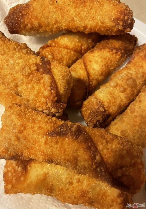 Delicious Homemade Egg Rolls If you love Chinese food, then these homemade egg rolls are going to be the best thing you will ever make. Vegetable Egg Rolls, Homemade Egg Rolls, Cabbage Casserole, Egg Roll Recipes, Fried Apples, Crispy Treats, Chinese Dishes, Chicken Pot, Egg Rolls