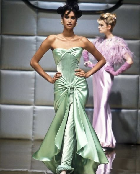 Vintage Runway Fashion, Vintage Haute Couture, Yasmeen Ghauri, Valentino Haute Couture, Vintage Runway, Valentino Dress, B Fashion, Couture Gowns, Event Dresses