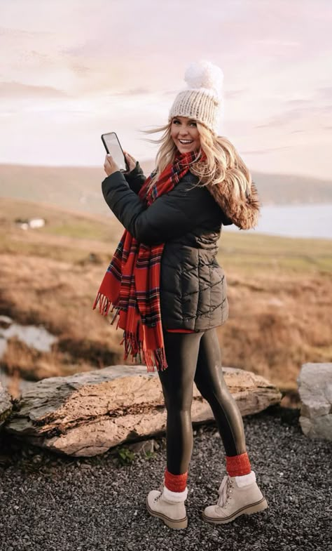 Cold Hiking Outfit Women, Rainy Day Aesthetic Outfit, Cold Weather Hiking Outfit, Cold Hiking Outfit, Autumn Rainy Day, Iceland Outfit, Winter Hiking Outfit Women, Outfit Aesthetic Black, Iceland Fashion