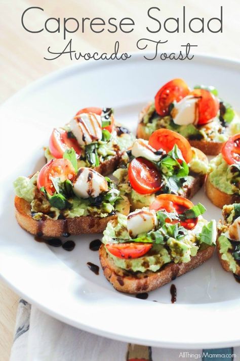 Here's a quick and easy appetizer idea that is perfect for any occasion! Caprese Salad Avocado Toast is one of my new favorites and it will become one of your favorites, too! Toast Aperitif, Simple Avocado Toast, Gluten Free Puff Pastry, Salad Avocado, Pane Dolce, Avocado Toast Recipe, Quick And Easy Appetizers, Dinner Appetizers, Toast Recipes