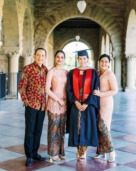 Graduation Picture With Family, Family Photoshoot Graduation, Photo Wisuda Studio Keluarga, Graduation Photoshoot With Family, Family Graduation Photoshoot, Style Wisuda, Graduation Pictures With Family, Family Graduation Pictures, Wisuda Style