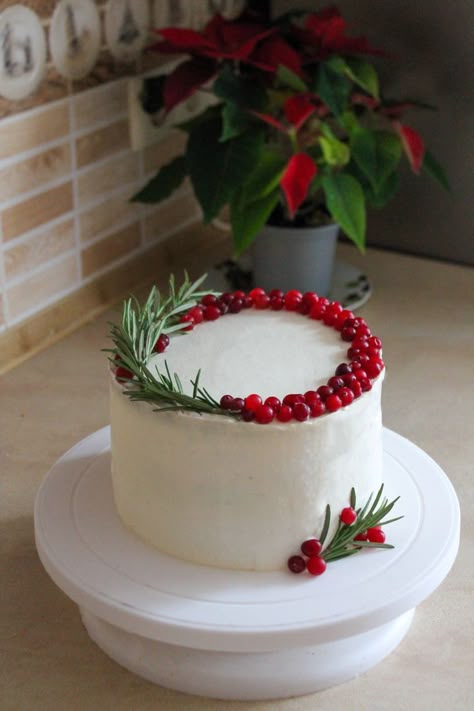 Rustic Cake Decorating Ideas, Yalda Cake Design, Cake Yalda, Yalda Cake, Christmas Cake Easy, Xmas Cake Decorating, Christmas Cake Decor, Homemade Christmas Cake, Easy Christmas Cake Recipe