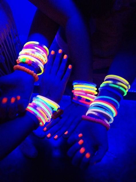 Glow In Dark Birthday Party, Glow In The Dark Bday Party, Neon Pool Party Ideas Birthday, Glow Stick Party Ideas, Neon Dance Ideas, Glow In The Dark Party Ideas Pool, Sweet 16 Party Ideas Glow In The Dark, Glow In The Dark Beach Party, Neon Beach Party