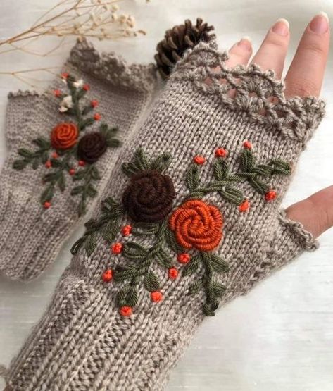 Crochet Hand Gloves, Christmas Granny Square, Gloves Free Pattern, Granny Square Easy, Gloves Diy, Knitting Gloves Pattern, Winter Crochet, Baby Sweater Knitting Pattern, Embroidery Tshirt