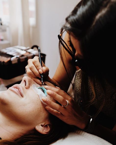 SAN DIEGO LASHES, BROWS, PERMANENT JEWELRY on Instagram: “The end of the year is always filled with busy mornings and packed schedules. Lash lifts are perfect for a low maintenance service that…” Reflexology Aesthetic, Massage Aesthetic Photography, Massage Photoshoot Ideas, Massage Photoshoot, Massage Branding, Spa Photoshoot, Therapy Branding, Spa Photography, Massage Pictures