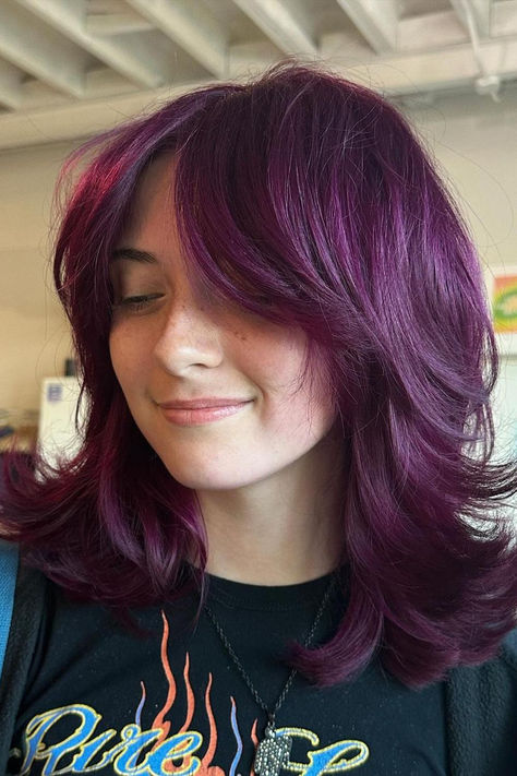 Flaunting a vibrant magenta hue, this shoulder-length wolf cut with curtain bangs and wavy texture exudes modern elegance and adds a pop of color to any look. // Photo Credit: Instagram @emiliahighlights Magenta Hair, Dark Purple Hair, Short Grunge Hair, Wine Hair, Extension Hair, Wolf Cut, Pretty Hair Color, Peinados Fáciles Para Cabello Corto, Alternative Hair