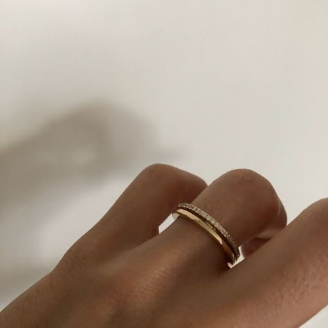 Minimal Rings, خواتم خطوبة, Wedding Rings Art, Cute Engagement Rings, Future Engagement Rings, Couple Wedding Rings, Jewellery Rings, Gold Ring Designs, Classy Jewelry