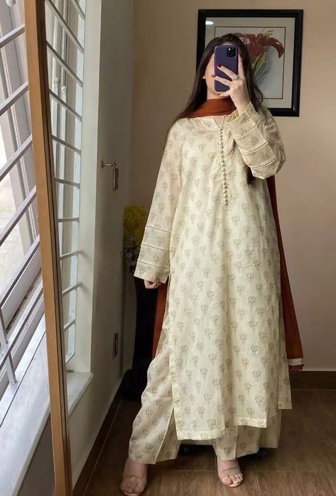 Pakistani Outfits Simple, Dress Design Pakistani, Pakistani Women Dresses, Desi Dress, Stylish Kurtis, Simple Dress Casual, Kurtis Design, Stylish Kurtis Design, Modest Casual Outfits