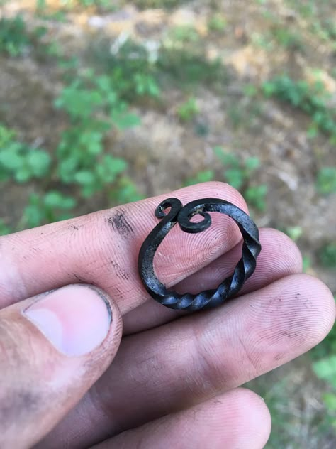 Black Smithing Ideas, Easy Blacksmith Projects, Forged Ring, Hand Forged Jewelry, Blacksmithing Ideas, Iron Jewelry, Blacksmith Projects, Diy Welding, Bday Gift