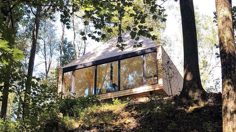 Cedar-Clad Cabin Inspired by Scandinavian Design and the Hygge Mindset House Design Scandinavian, Cottagecore Modern, Nordic Architecture, Modern Cabins, Scandinavian Homes, Modern Architecture Design, Off Grid Cabin, Architecture Homes, Architecture Design Ideas