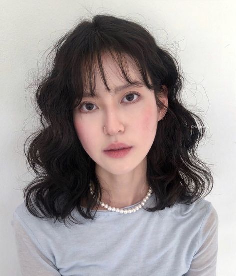 Korean Perm Medium Wavy Hair With Bangs, Korean Perm Short Hair, Digital Perm Short Hair, Asian Hair Perm, Curly Asian Hair, Korean Wavy Hair, Shirt Curly Hair, Middle Hair, Hair Curling Tips