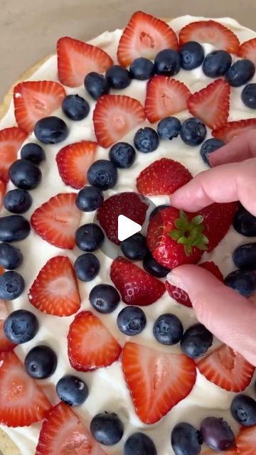 h o l l y n • oursimplegraces on Instagram: "fruit pizza… but make it sourdough 🙌🏼🍓  You guys! I had so much fun making this for our 4th of July celebration, and even more fun eating it! I had to share with you all because if you grew up eating fruit pizza, you are definitely going to want to try this sourdough version out.   I mean seriously, cookie crust, cream cheese topping + fresh fruit. This is what summer dessert dreams are made of!✨recipe is up on the blog✨" Fruit Pizza With Cream Cheese, Cream Cheese Topping, Fruit Pizza, Breakfast Pizza, Eat Fruit, 4th Of July Celebration, Cookie Crust, How To Eat Better, Fruit Platter