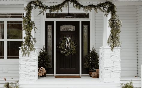 Holiday Front Porch, Christmas Front Porch, Christmas Porch Decor, Casa Exterior, Christmas Inspo, Christmas Porch, Front Porch Christmas Decor, Christmas Decor Ideas, Classic Holiday