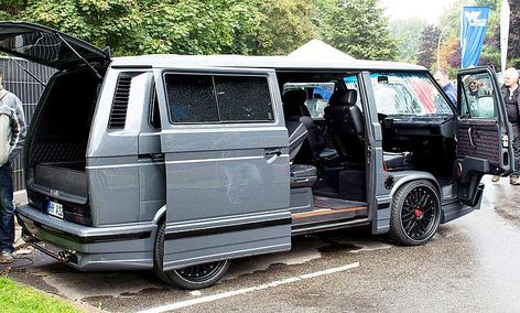 Der VW T3 ist ja schon an und für sich Kult. Aber verbaut der Besitzer einen W12-Motor aus dem Audi A8 in die Kastenform, dann erhält der T3 nochmal einen ganz eigenen Reiz. 470 PS im VW T3 sind eben eine Vw T3 Tuning, Vw Bus T3, T3 Bus, 57 Chevy Trucks, T6 California, Volkswagen Minibus, Vw Caravelle, T3 Vw, Volkswagen Vans