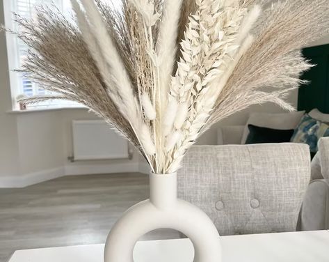 Pampass Grass Vase, Pampas Grass With Vase, Donunt Vase, Flower In Vase Decor, Pampas Grass Vase Arrangement, Pampas Arrangement Vase, Floor Vase With Pampas, Bunny Tails In Vase, Window Sill Decor Living Room