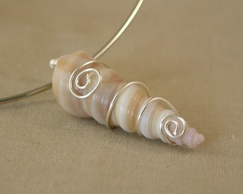 Wire Wrapping Shells | Wire Wrapped Sea Shell Pendant. I think I'd do it with the wire ... Seashell Jewelry, Diy Wire Jewelry, Seashell Crafts, Jewelry Images, Wire Crafts, Shell Jewelry, Diy Schmuck, Sea Glass Jewelry, Shell Pendant