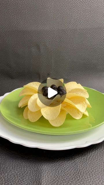 NICE🥾CUTE🥾SET on Instagram: "DECIDED TO TRY TO MAKE THIS PRINGLE CHIP FLOWER SO EASY All you will need is  PRINGLES,BOURSIN,CHEESE,OLIVES ,  TIP: Let your cheese sit out for about 15 minutes ahead of time.#pringles#boursin#olives#boursincheese #funfood#charcuterie #appetizer #recipe#flower#flowers#diy#foryou#fyp#summer#hack" Phyllo Cup Appetizers Brie, Pringle Flower Dip, Flower Appetizers Ideas, Cheese Flowers Charcuterie, Cheese Flower Charcuterie Board, Pringles Flower Dip, Charcuterie Flowers, Cheese Flowers, Food Decorations