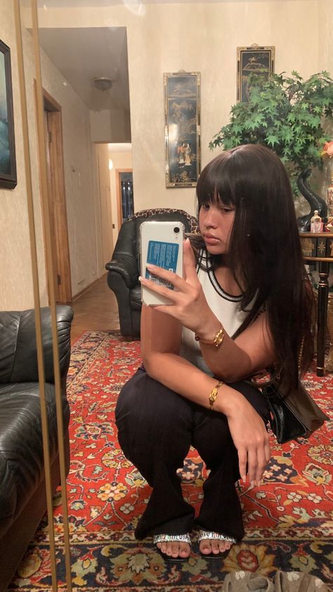 Mirror Selfie Crouch, Sitting Down Selfie Poses, Mirror Selfie Squat Pose, Squatting Mirror Pose, Fir Check Poses Mirror, Sitting Down Mirror Selfie, Mirror Selfie Poses Sitting On Floor, Sitting Poses For Pictures Instagram, Sitting Mirror Poses