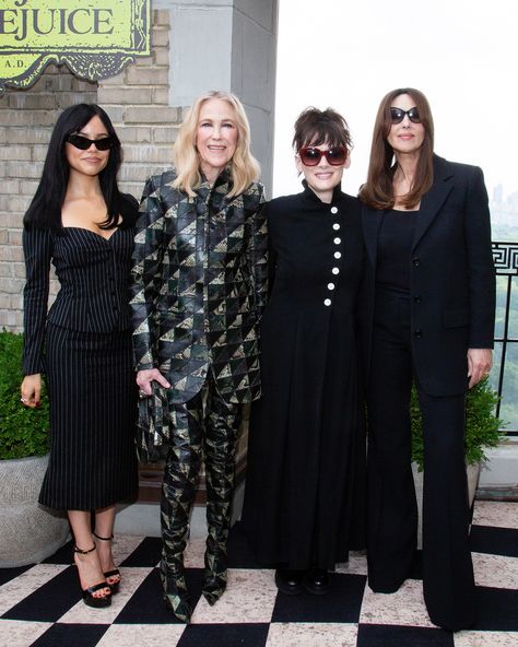 Need outfit DEETZ: The ladies of @beetlejuicemovie coordinate in Tim Burton-core suiting separates in NYC. 🖤🤍 #jennaortega #winonaryder #monicabellucci #catharineohara Tim Burton Style Outfits, Tim Burton Core, Goth Vibes, Tim Burton Style, Hollywood Red Carpet, Winona Ryder, Monica Bellucci, Celebrity Red Carpet, Movie Premiere