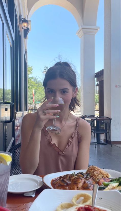 Lunch Date Photos, Brunch Date Ideas, Lunch Date Pictures, Brunch Date Aesthetic, Lunch Date Aesthetic, Lunch With Girlfriends, Wine Date, Aesthetic Lunch, Girlfriend Aesthetic