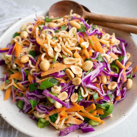 Asiatisk nudelsalat med peanuts - Asiatisk salat | Mummum.dk Cooking Panda, Asian Slaw, Slaw Recipes, Noodle Salad, Asian Cooking, Salad Ingredients, Quick Meals, Food Inspiration, Vegetarian Recipes