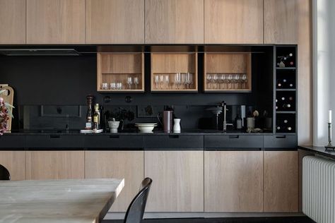 White Oak Kitchen Cabinets, White Oak Kitchen, Coco Lapine Design, Loft Kitchen, Black Countertops, Oak Kitchen Cabinets, Design Blogs, Romantic Home Decor, Contemporary Kitchen Design