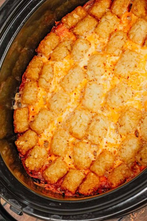 Tater Tot Casserole Crock Pot, Crock Pot Tater Tot Casserole, Slow Cooker Ground Beef, Recipe Crockpot, Slow Cooker Casserole, Ground Beef Casserole Recipes, Crockpot Casserole, Tot Casserole, Shredded Cheddar Cheese