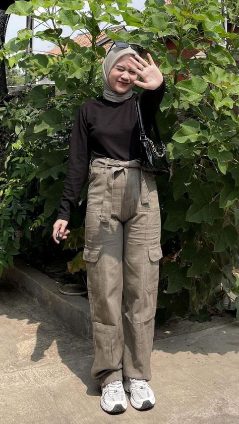 Ootd Cargo Pants Hijab, Ootd Cargo Pants, Lab Outfit, Celana Kargo, Celana Fashion, Ootd Hijab Casual, Hijab Aesthetic, Casual Hijab Outfit, Hijab Chic