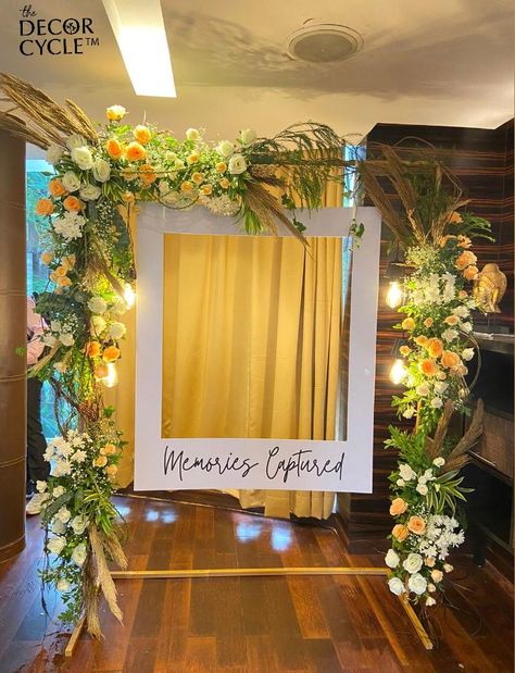 Photo Booth With Flowers, Wedding Photos Booth, Photobooth Ideas For Birthday Party, Decoration Haldi Function, Haldi Back Drop Ideas, Photo Booth Setup Ideas, Diwali Party Backdrop Ideas, Photo Booth Flowers, Haldi Photobooth Decor